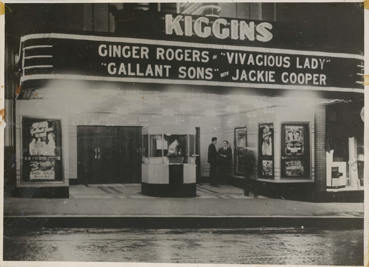The Kiggins Theatre marquee in 1941.