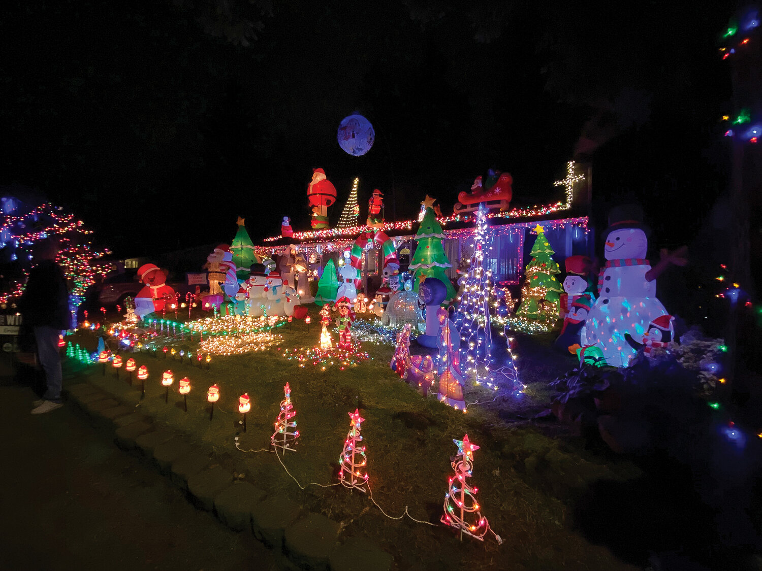 This photo shows the Battle Ground Tour of Lights 2022 Griswold Award winner. See the Tour of Lights map and vote for your favorite entries beginning this week by visiting cityofbg.org/934/Battle-of-Lights---Holiday-Decorating-Co.